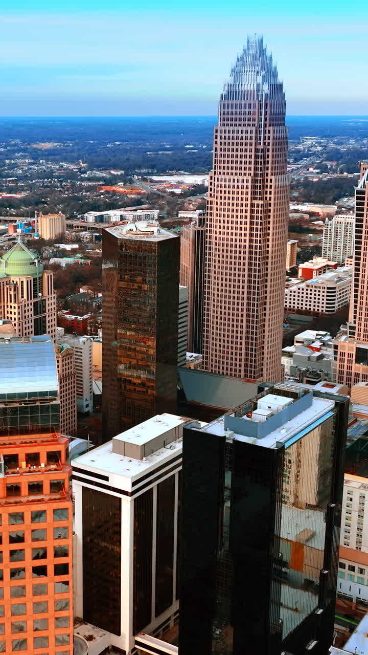 Architettura varia nel centro di Charlotte, Carolina del Nord, USA, di giorno. Vista dall'alto del gruppo di splendidi grattacieli.