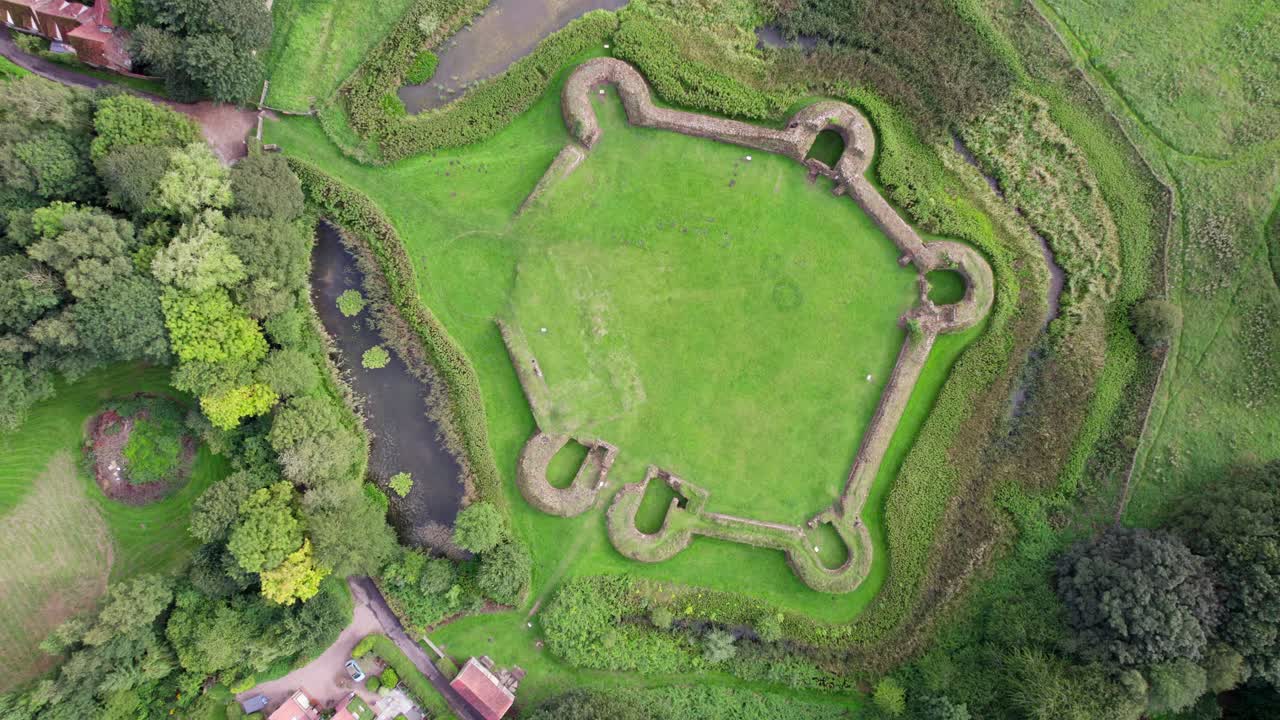 imágenes de video aéreas de los restos del castillo de bolingbroke un castillo hexagonal del siglo xiii, lugar de nacimiento del futuro rey enrique iv, con trabajos de tierra adyacentes