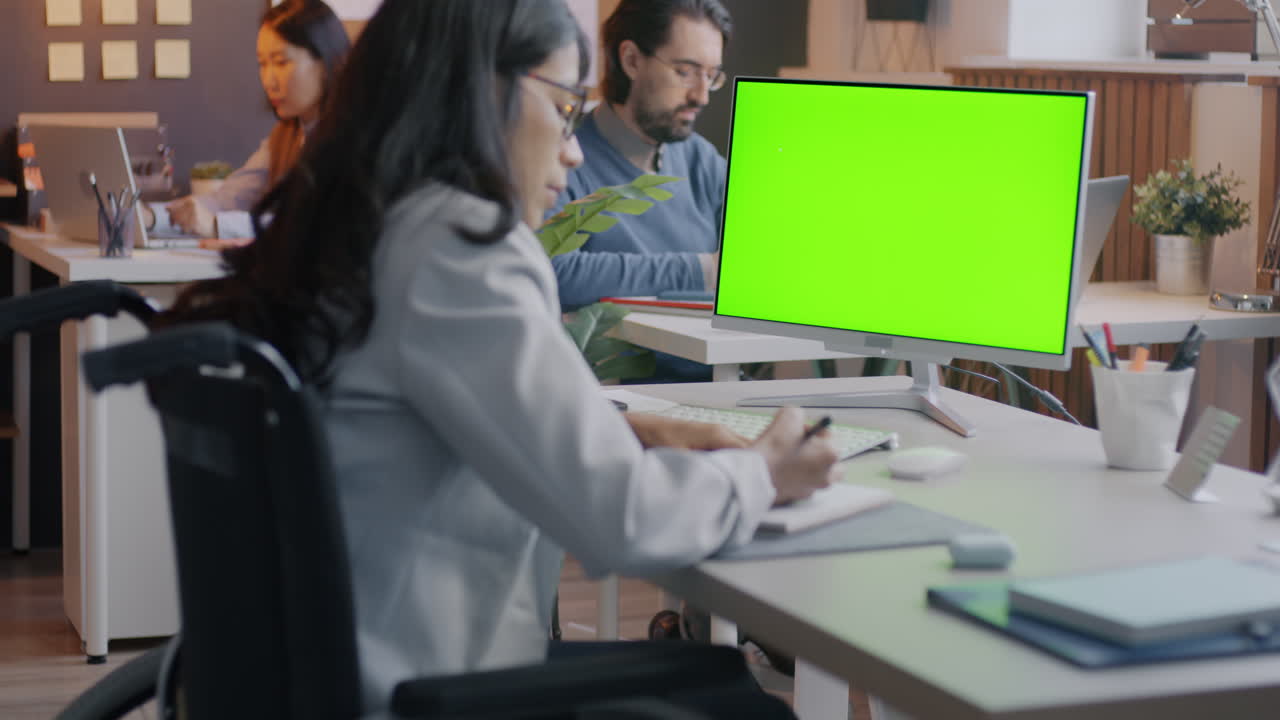 personas de negocios que trabajan en una oficina moderna