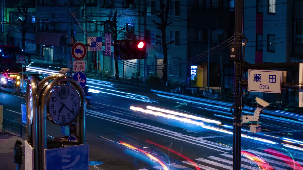 도쿄 시내 거리의 교통체증의 야간 타임스