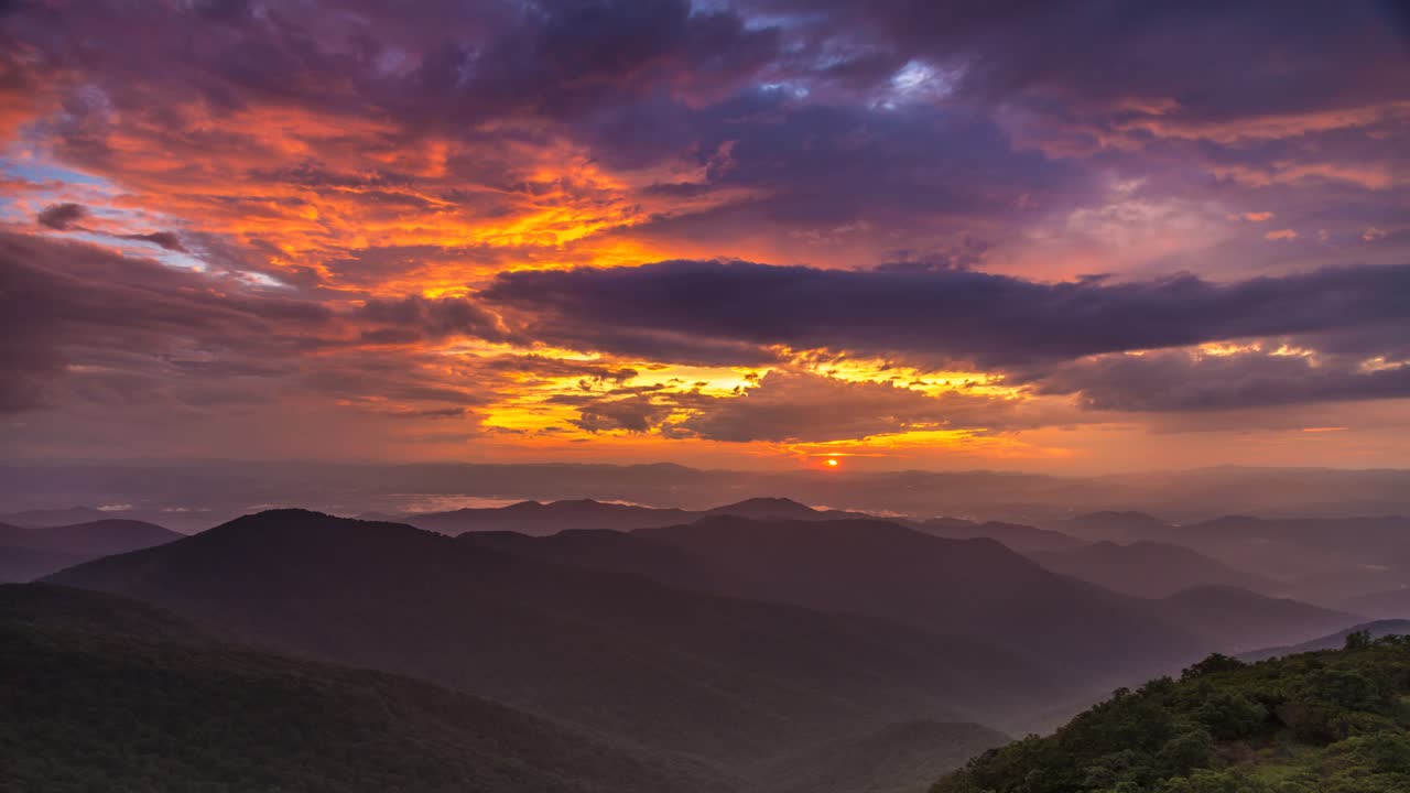 dramático amanecer lapso de tiempo montañas de canto azul asheville carolina del norte