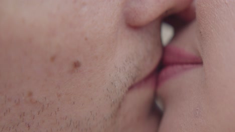Una pareja besándose.