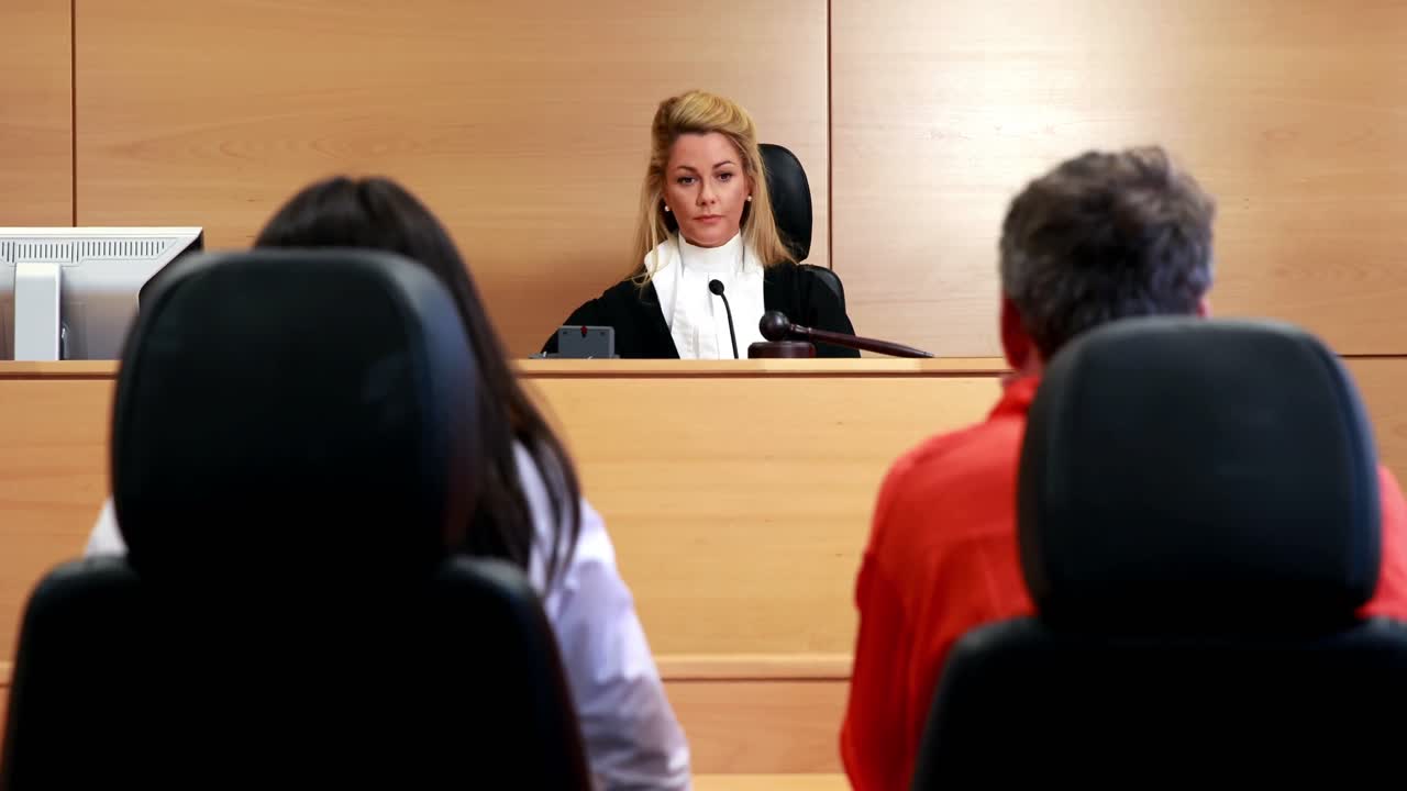 después de que el juez de primera instancia golpeó el martillo en el bloque de sonido