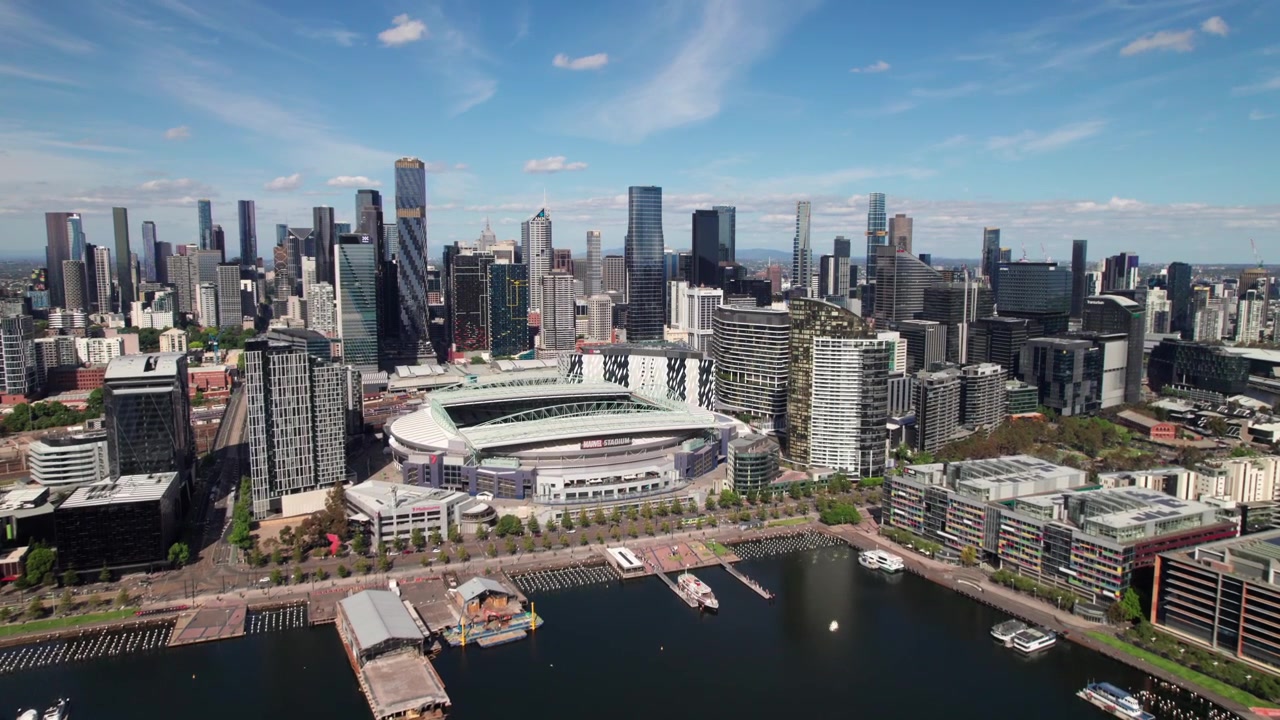 Melbourne, Australia. Bysilhuett av CBD og Docklands-området, 4K droneopptak