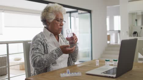 Medicina-De-Mujer-Mayor-Afroamericana-Frente-A-Una-Computadora-Portátil-En-Casa