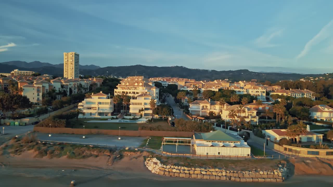 vista aérea del atardecer de complejos hoteleros y de apartamentos cerca de la costa, siguiendo hacia la izquierda, en marbella, andalucía, sur de españa.