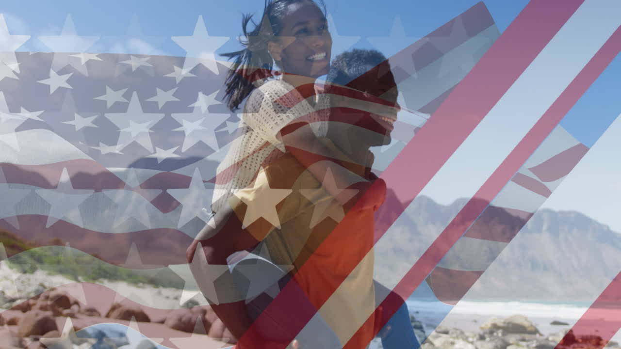 animación de la bandera estadounidense sobre una pareja diversa sonriente llevando en las montañas