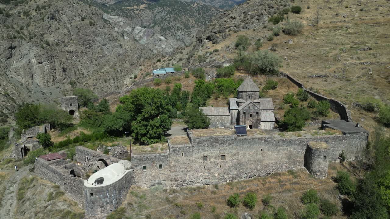 L'antico Monastero di Gndevank si affaccia su una gola armena scoscesa, vista aerea.