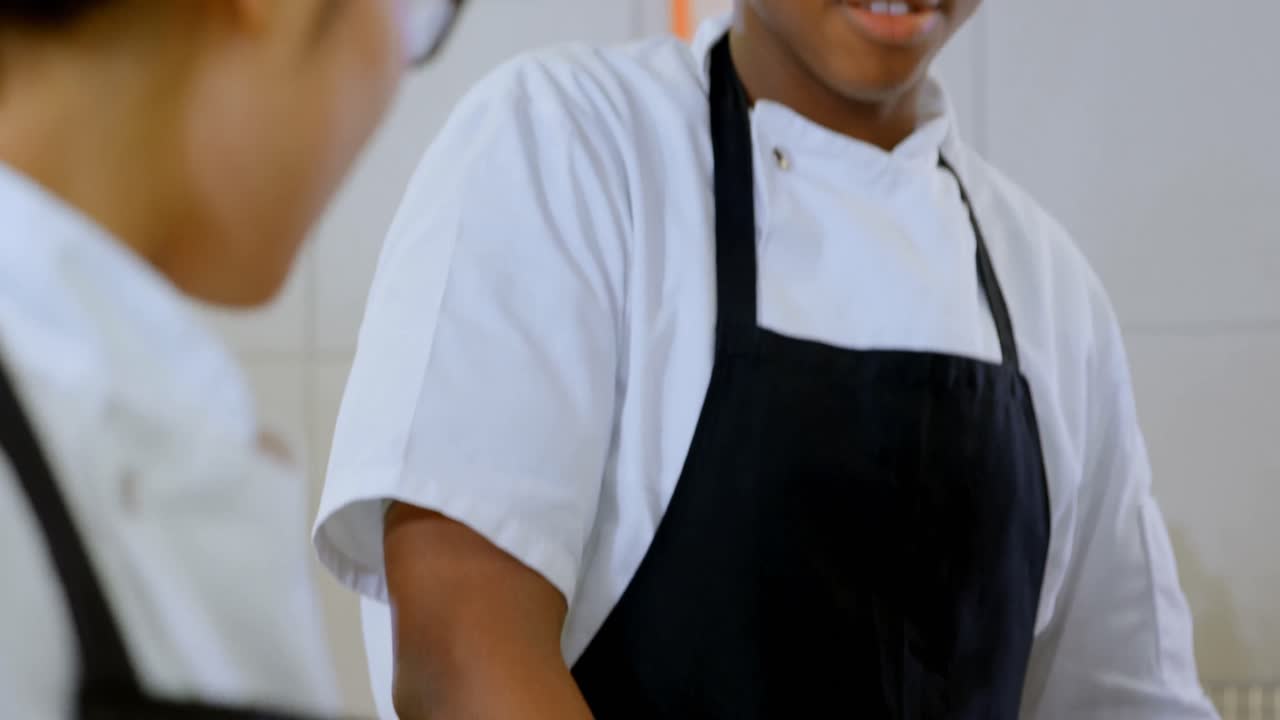 chef hablando entre sí en la cocina 4k