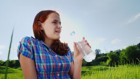 Ein-Teenager-Trinkt-Bei-Einem-Picknick-An-Einem-Malerischen-Ort-Sauberes-Wasser-Aus-Einer-Flasche-2