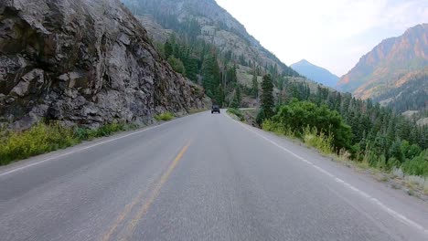 Pov-Während-Der-Fahrt-Auf-Einem-Kurvigen-Millionen-dollar-highway-Mit-Dramatischen-Blicken-Auf-Die-Unvergleichliche-Flussschlucht-In-Den-San-Juan-Mountains-In-Colorado