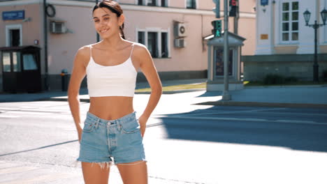 mujer caminando por la calle de la ciudad