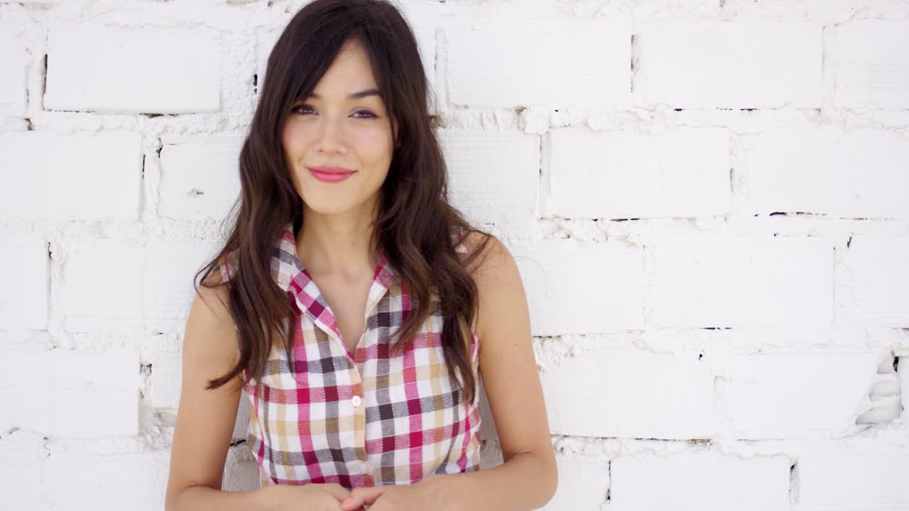 mujer atractiva con camiseta a cuadros y pantalones cortos