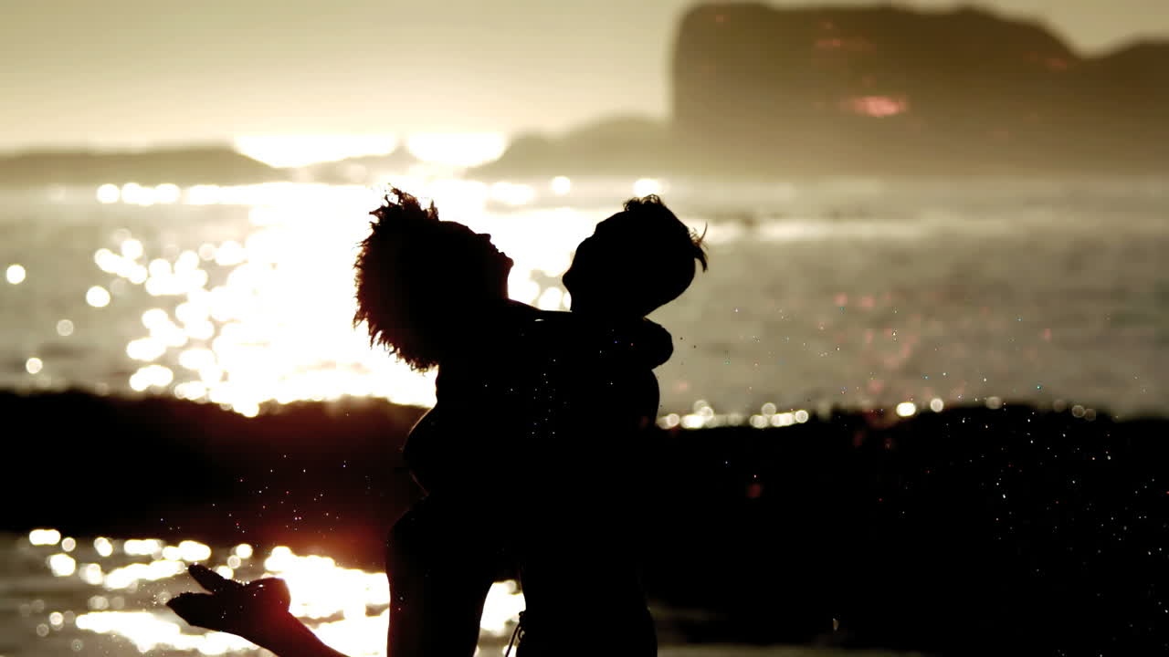 남자친구의 품에 뛰어드는 여자