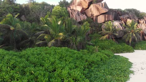 Vista-Aérea-De-Las-Playas-Blancas-Y-Aguas-Turquesas-En-Anse-Coco,-Petit-Anse-Y-Grand-Anse-En-La-Digue,-Una-Isla-De-Las-Seychelles