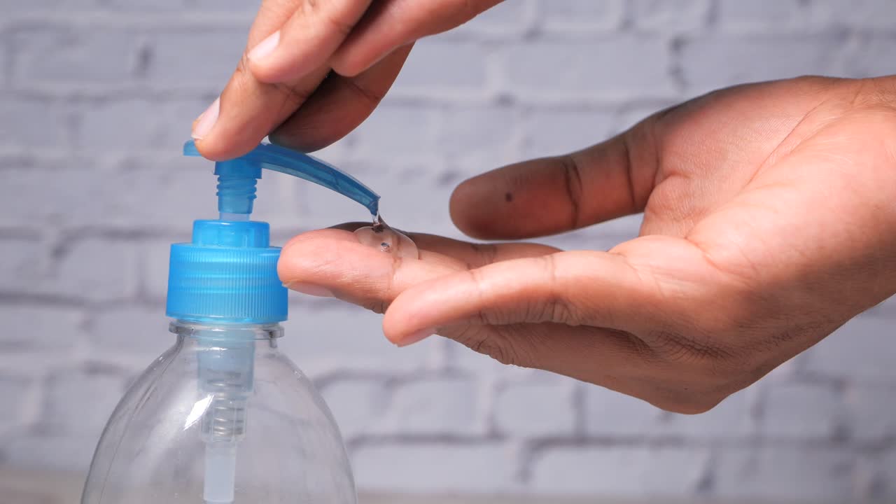 aplicación de desinfectante para las manos