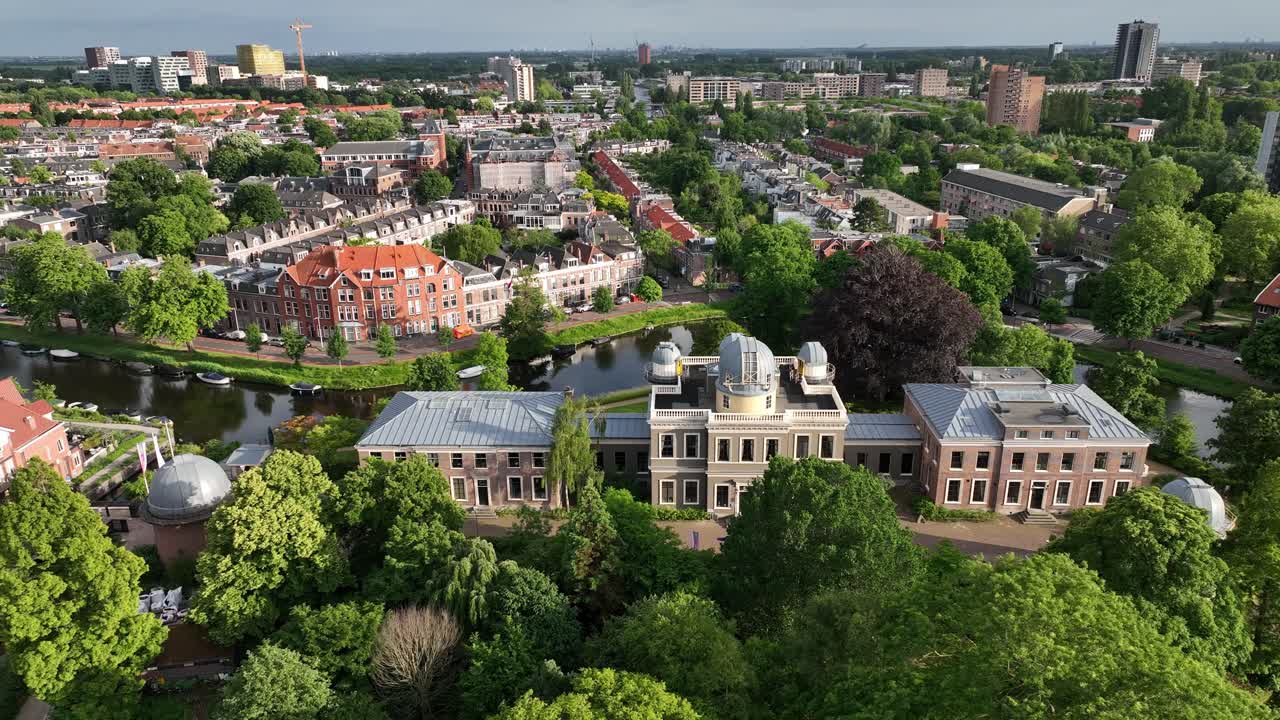 vista aérea de una ciudad con un canal y edificios históricos