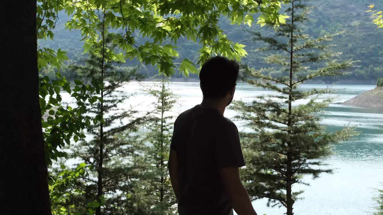 여행자 자연을 탐험하는