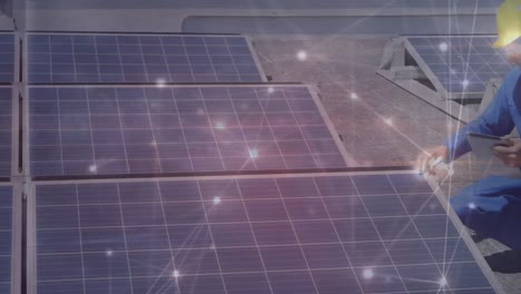animación de la red de conexiones sobre ingeniero caucásico y paneles solares
