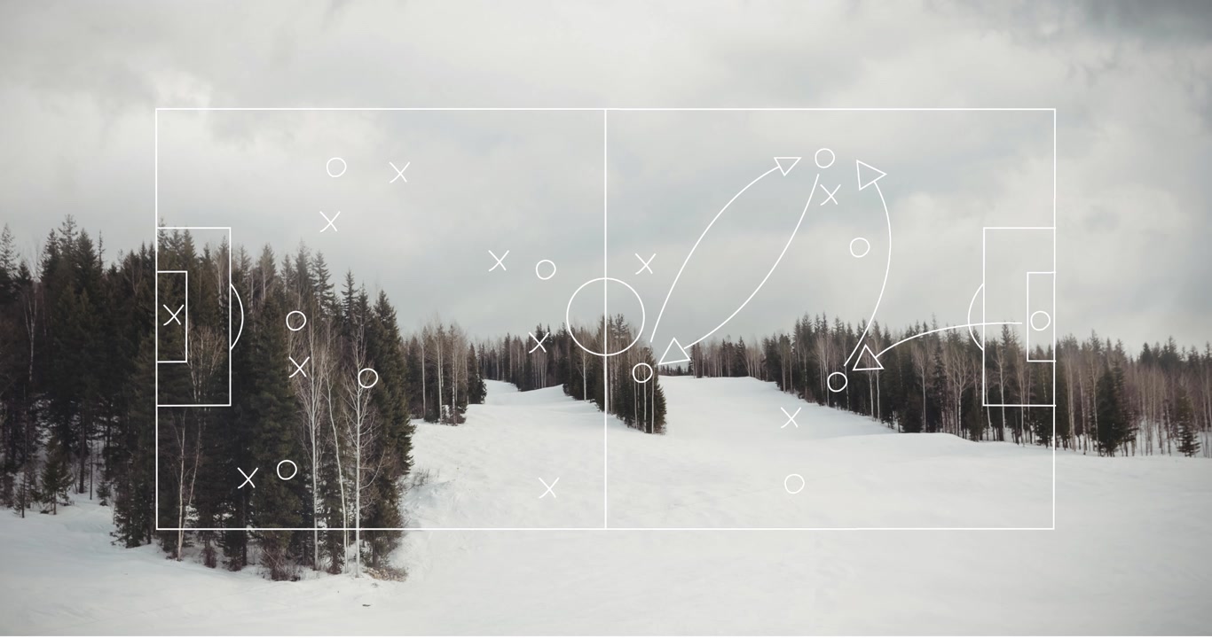 Diagramma animato di strategia tattica calcistica su paesaggio forestale innevato