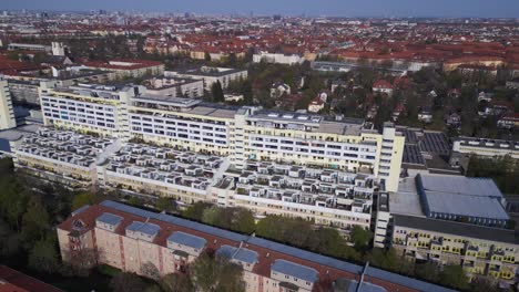 ciudad de berlín maravillosa vista aérea de arriba vuelo casa de la autopista en el distrito de steglitz alemania primavera 2023