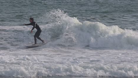 perfect and smooth maneuver in a fun wave in carcavelos, cascais