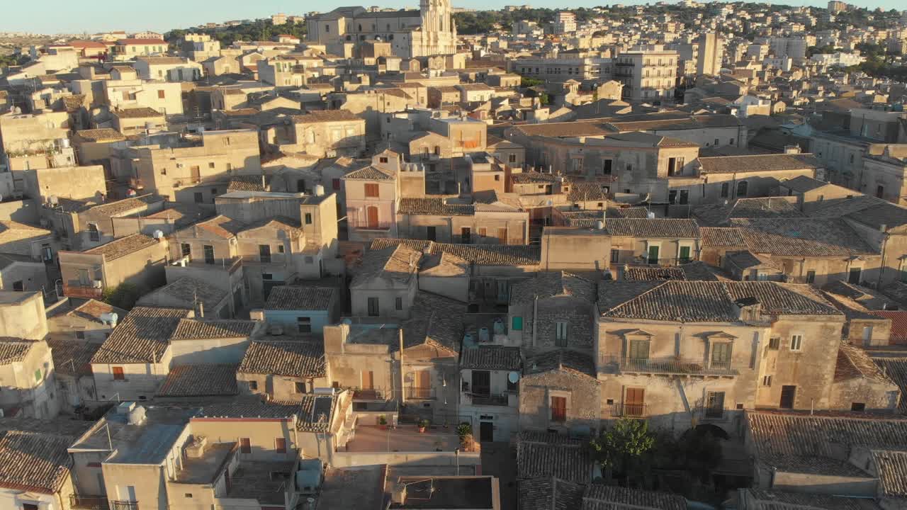 Ripresa aerea in tilt-up del Duomo di San Giorgio a Modica, Sicilia.