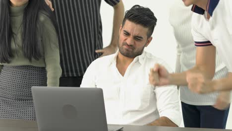 hombres de negocios que se reúnen en equipo sintiendo estrés y decepción juntos. hombre de negocios y mujer de negocios compartiendo ideas juntos, oriente medio o región transcontinental centrada en asia occidental.