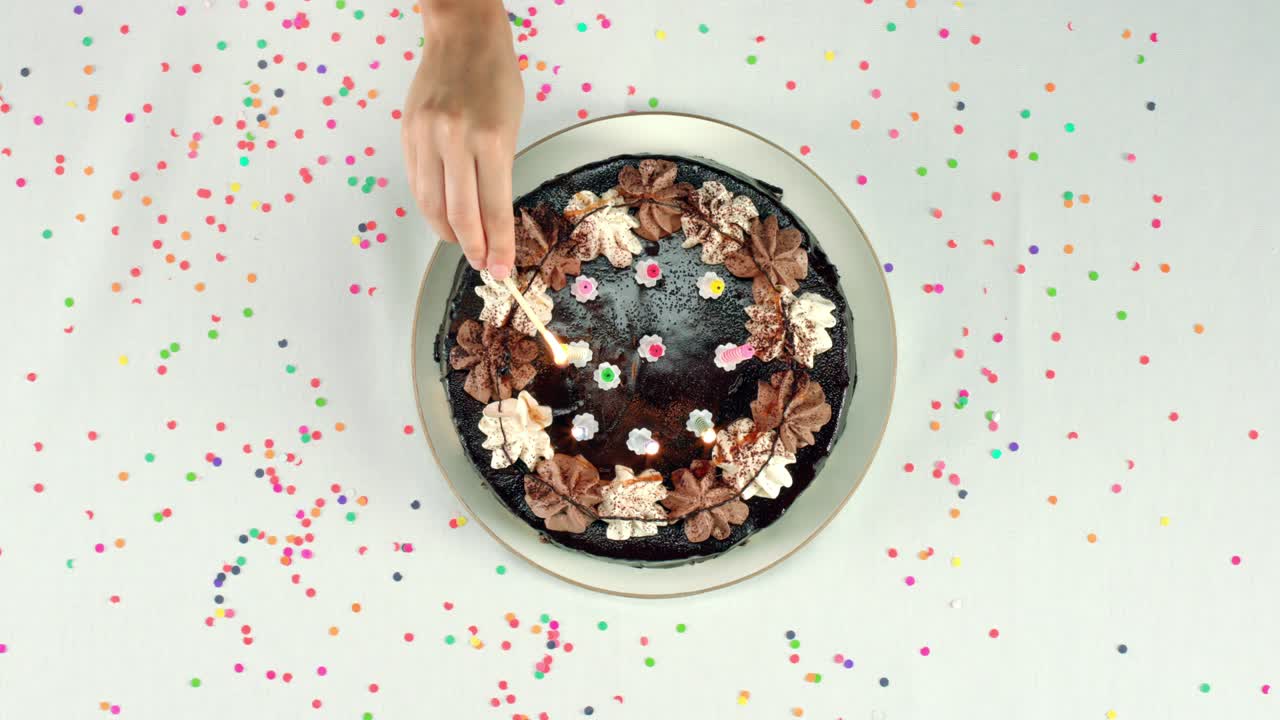 pastel de chocolate con diez velas de cumpleaños