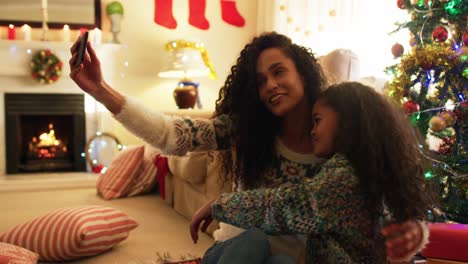 familia en casa en la época de navidad