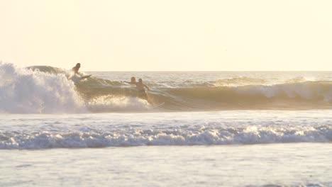 toma en cámara lenta de surfistas en el océano