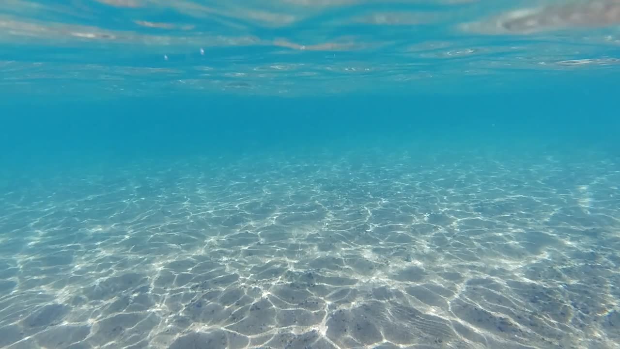 물 표면 아래에서 물 위의 카메라 슬로 모션