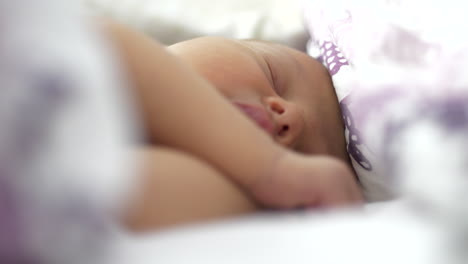 Gerade-Geborenes-Baby,-Das-Süß-Auf-Weißem,-Gemütlichem-Bett-Schläft,-Nahaufnahme