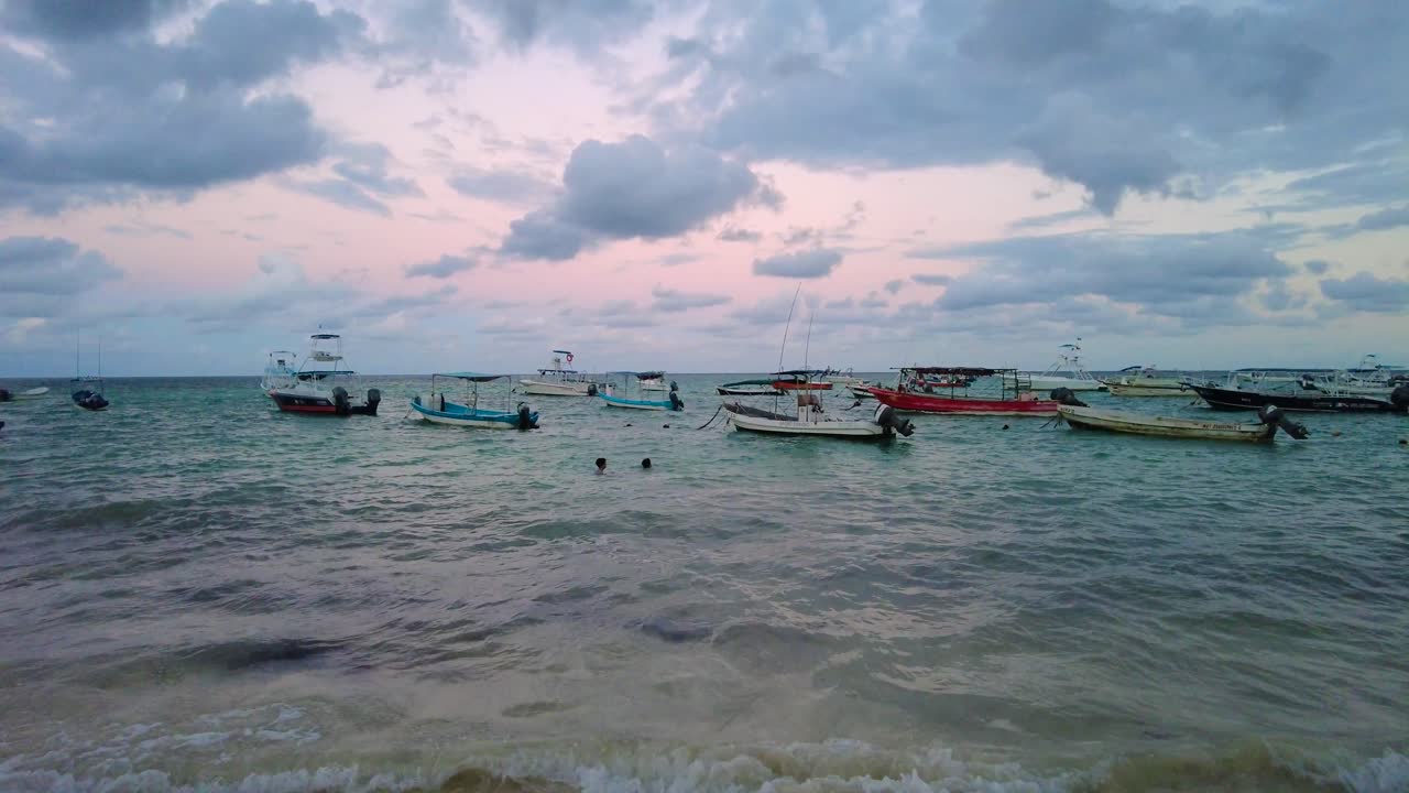 잔잔한 배의 흔들림, 부드러운 바닷바람의 속삭임, 눈부신 백사장, 수정처럼 맑은 푸른 바다