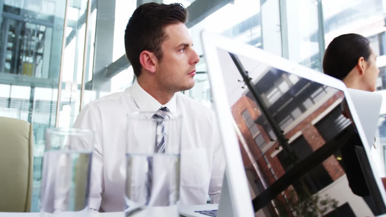 hombre de negocios dando una presentación en una reunión