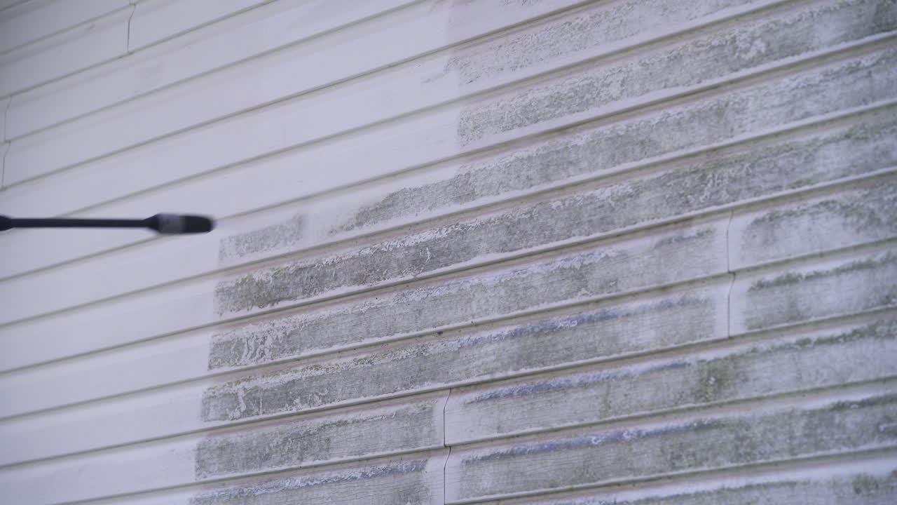 Pressure washing dirty vinyl siding-1