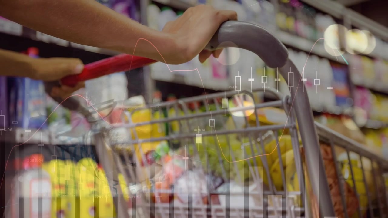 Persona che spinge un carrello della spesa al supermercato con sovrapposizione di dati finanziari