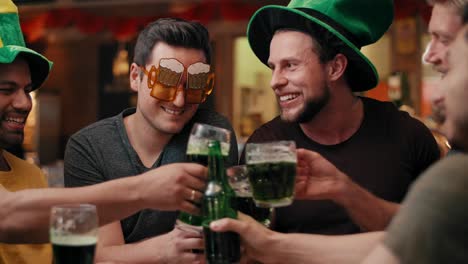 Hombres-Con-Sombrero-De-Duende-Y-Cerveza-Celebrando-El-Día-De-San-Patricio.