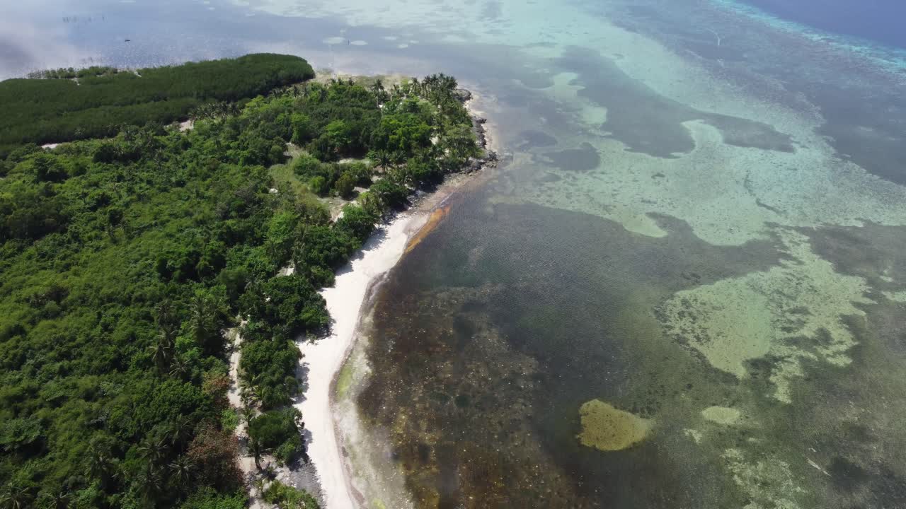 Una spiaggia meravigliosa e solitaria nelle Filippine.