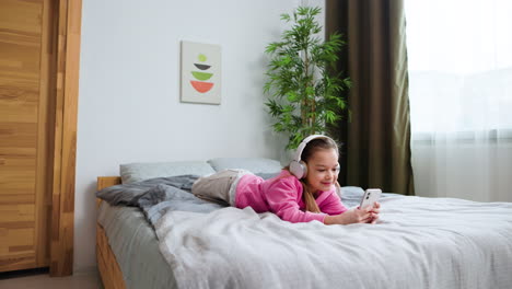 Little-girl-in-the-bedroom