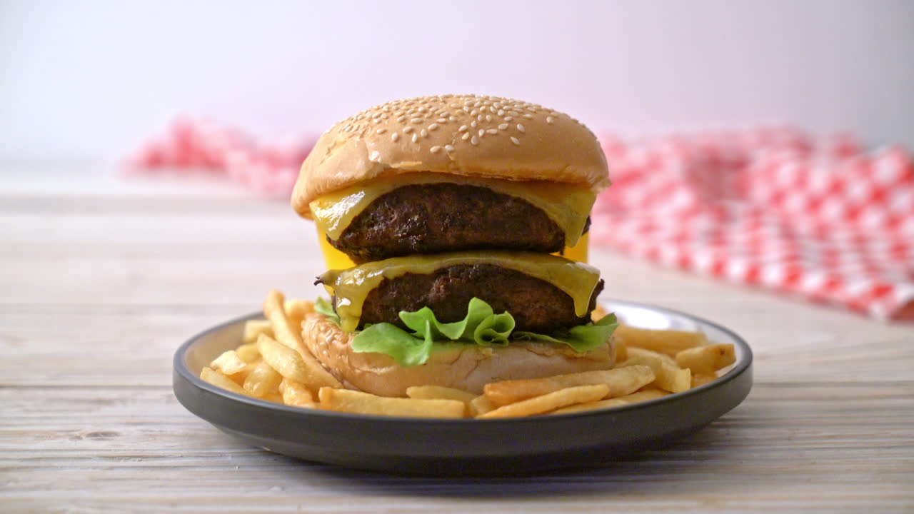 hamburguesa o hamburguesa de carne con queso y papas fritas - estilo de comida no saludable