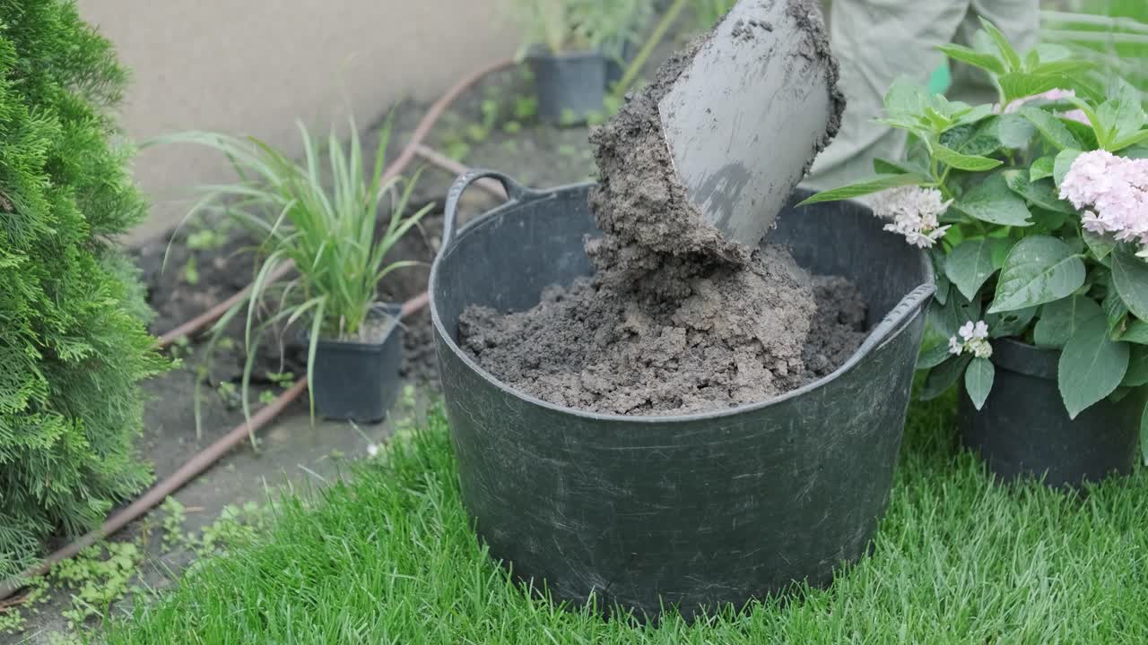 Giardiniere che Prepara il Terreno e Pianta Fiori nel Giardino di Casa