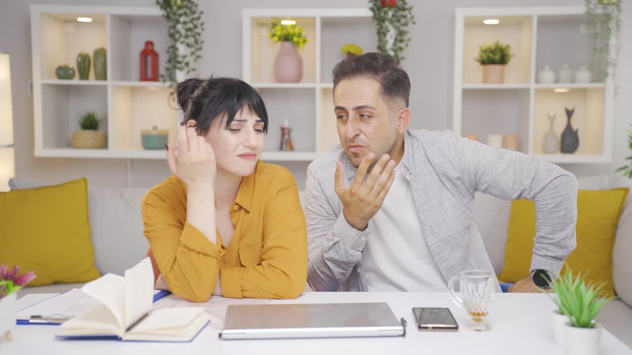 una pareja confusa y pensativa.