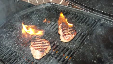 Steakflamme-Auf-Dem-Grill-Gegrillt