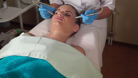 mujer que recibe tratamiento facial