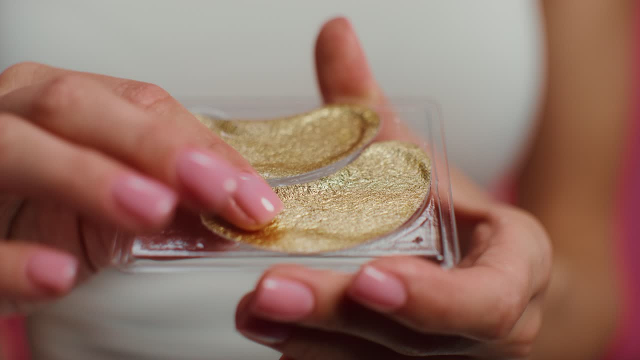 금색 눈판 을 착용 하는 여자