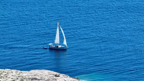 Aerial-Cinematic-footage-of-sailing-boat