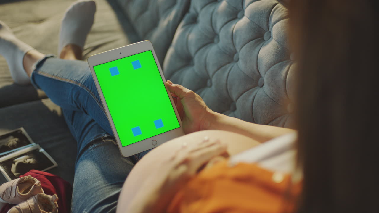 mujer embarazada que usa el comprimido