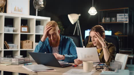 retrato de colegas que encuentran un error en un proyecto de negocios