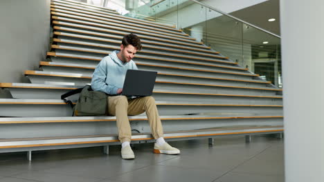 computadora portátil, tarea y hombre estudiante en una escalera